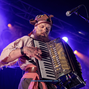 DAS-LAUTE-ABENDMAHL-Mr-Hurley-Die-Pulveraffen-2022-141