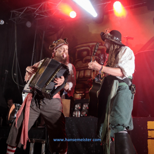 DAS-LAUTE-ABENDMAHL-Mr-Hurley-Die-Pulveraffen-2022-224