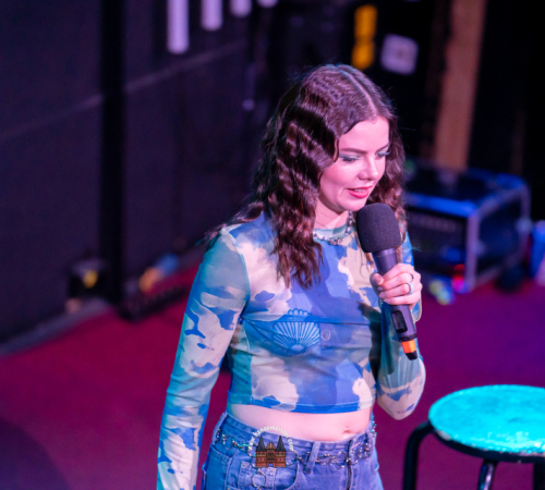 Maria-Clara-Groppler-Mehrjungfrau-im-Riders-Cafe-19-04-2026-15