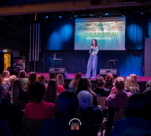 Maria-Clara-Groppler-Mehrjungfrau-im-Riders-Cafe-19-04-2026-6