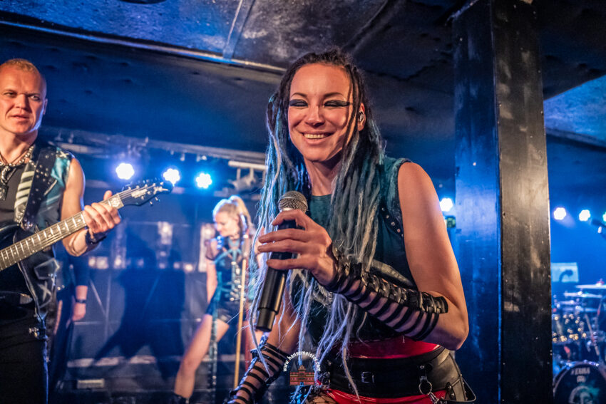 Elli Berlin: Emotionen pur auf der fast kleinsten Bühne der Welt im Logo, Hamburg am 27.04.2026 bei ihrer Tour "Bang Bang Tour 2026"