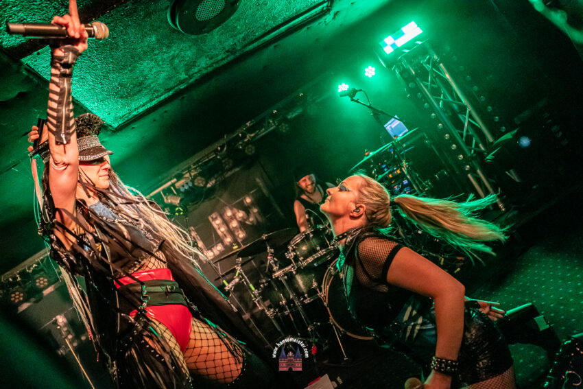 Elli Berlin mit Juliane Koebe auf der Bühne im Logo Hamburg zur Tour "Bang Bang Tour 2026"