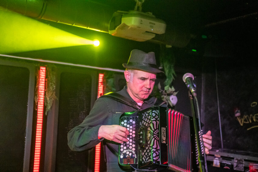 immer unauffällig sorgt Bernd Butz, der Herr mit dem Akkordeon, für den maritimen Sound