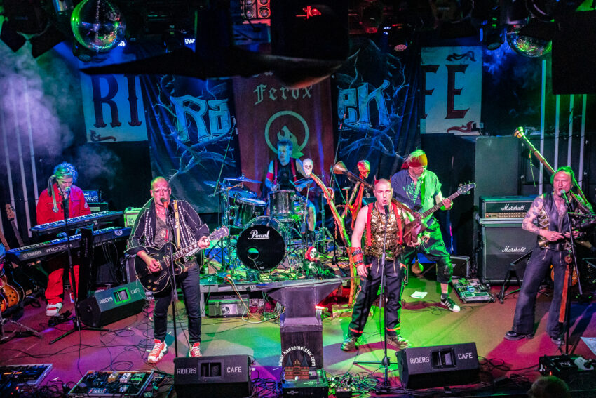 Cultus Ferox auf der Bühne des Riders Café in Lübeck am 18.04.2026