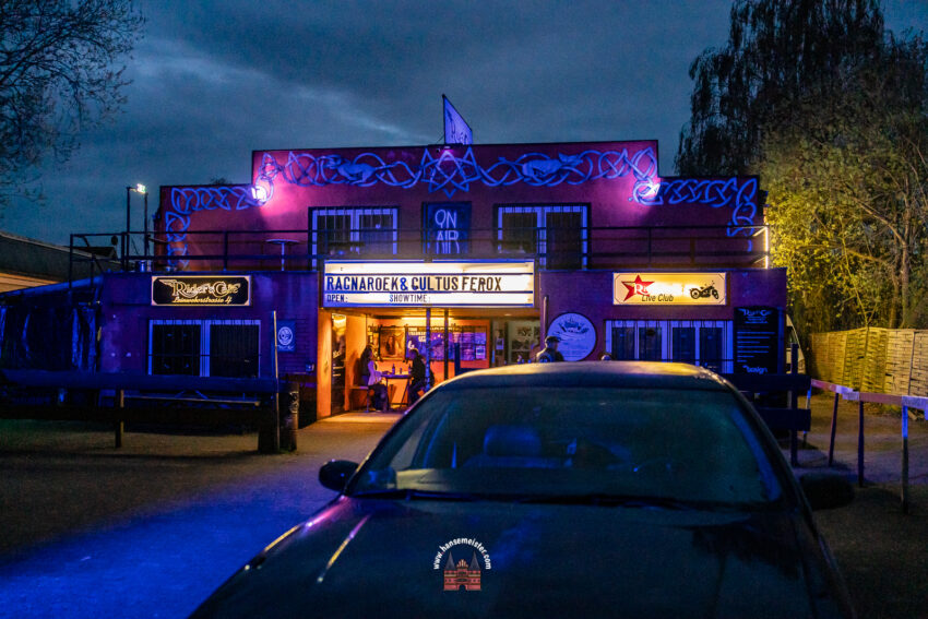 das Riders Cafe von der Straße aus gesehen mit einer Stretchlimousine auf der rechten Seite. 