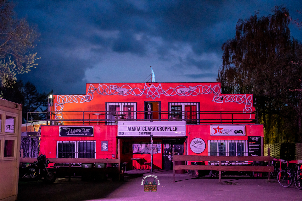 Lachkrämpfe statt Moshpit: Maria Clara Groppler erobert das Riders Café