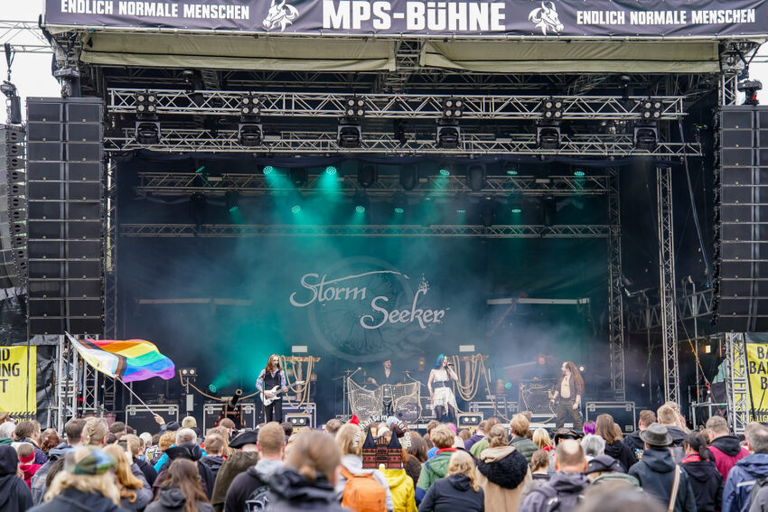 Ansicht der MPS Bühne in Rastede, auf der die Band Stormseeker spielt. 