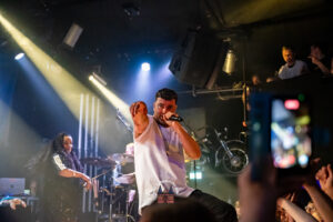Marteria, Riders Cafe, Lübeck, Konzertbericht, Live-Musik, Deutschrap, WarmUp Show, Zum Glück in die Zukunft, Clubkonzert, Marten Laciny, Green Berlin, Konzert Lübeck, Clubkultur, Musikkritik, Live-Auftritt, hansemeister