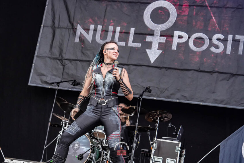 Die Person auf dem Bild ist Elli Berlin, die Frontfrau der deutschen Metal-Band Null Positiv. Sie performt hier auf der Bühne, bei dem M'era Luna. Die Band ist bekannt für ihren "Female Fronted Metal" und tritt deutschlandweit auf