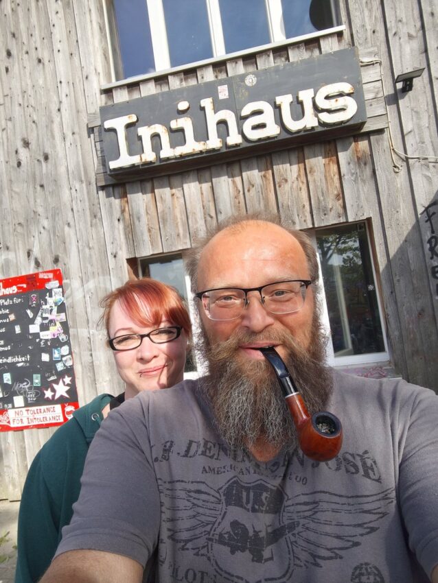 Kerstin Henneken aus Kutenholz und der Lübecker Michael Meister aus Lübeck stehen vor dem Inihaus in Bad Oldesloe