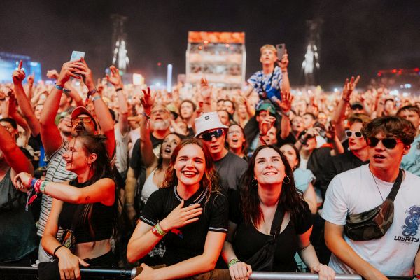 Glückliche und feiernde Festivalbesucher in der ersten Reihe vor der Bühne beim Deichbrand Festival bei Nacht.
Foto: Robin Schmiedebach 2025