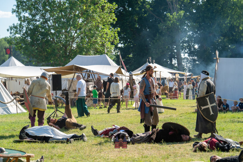 Schaukampf-Vorführung auf dem Elb-Spectaculum zu Stove 2026 mit Darstellern in Rüstungen, Gewandungen und Schilden vor Zelten und Zuschauern.