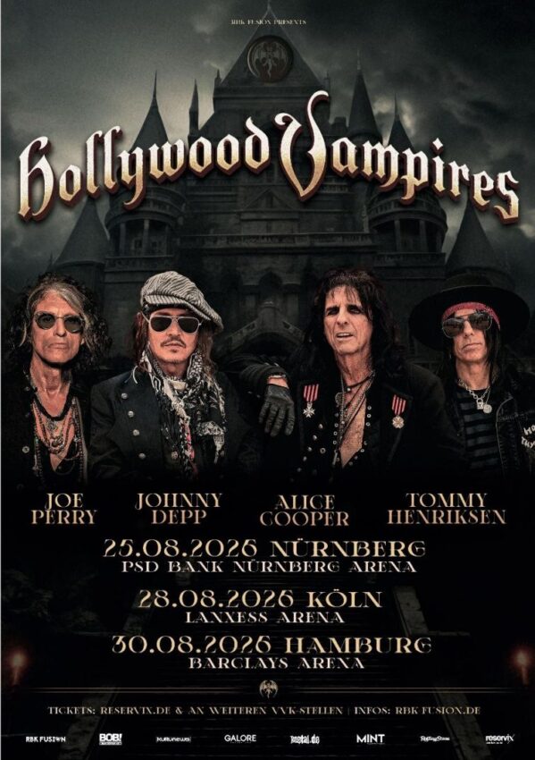 Das offizielle Tourplakat der Band Hollywood Vampires ist in einem düsteren, schaurig-eleganten Gothic-Stil gehalten. Im oberen Drittel prangt der geschwungene Schriftzug „Hollywood Vampires“ vor der Silhouette eines mystischen, von düsterem Wolkenhimmel umgebenen Schlosses. Darunter sind nebeneinander die vier Hauptmitglieder der Band abgebildet: Gitarrist Joe Perry mit Sonnenbrille, Johnny Depp mit Schiebermütze, Tuch und Sonnenbrille, Alice Cooper in einer verzierte Jacke mit Orden sowie Gitarrist Tommy Henriksen mit Hut und Sonnenbrille.
Im unteren Teil des Plakats sind in goldener Schrift die drei Tourtermine für Deutschland im August 2026 aufgelistet:
25.08.2026 Nürnberg – PSD Bank Nürnberg Arena
28.08.2026 Köln – LANXESS arena
30.08.2026 Hamburg – Barclays Arena
Am unteren Rand befinden sich Hinweise zum Ticketvorverkauf über Reservix sowie Logos der beteiligten Partner und Medien.